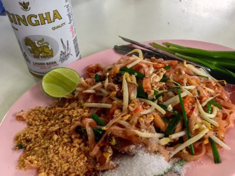 Pad thai ростов на дону. Пад Тай в Тайланде. Тайская кухня уличная пад Тай. Пад Тай Ростов. Пад Тай Тайланд рынок.